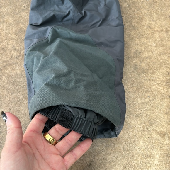 Patagonia Gortex bibs and jacket. Like new - Picture 6 of 11